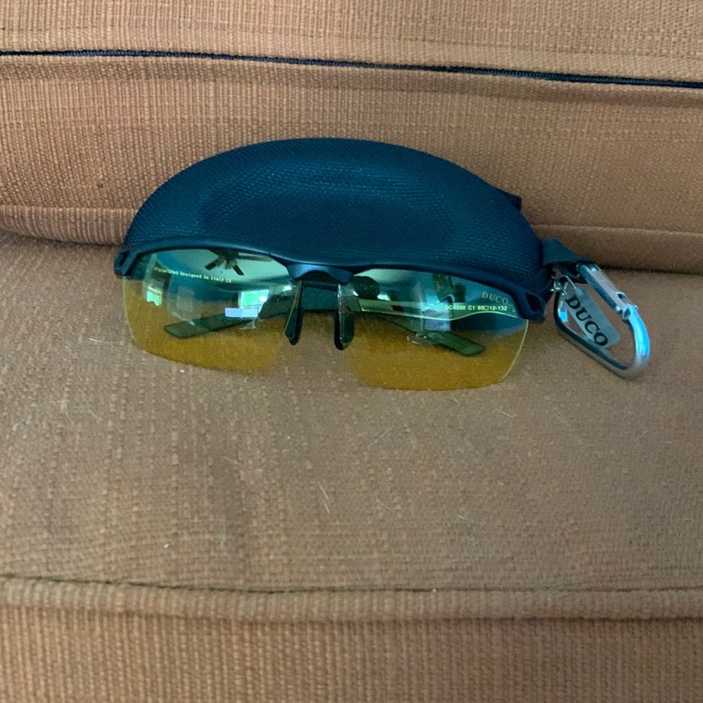 Men’s DUCO sunglasses. Case included.